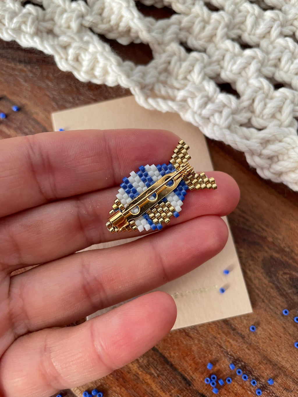 Broche Poisson bleu, blanc & doré
